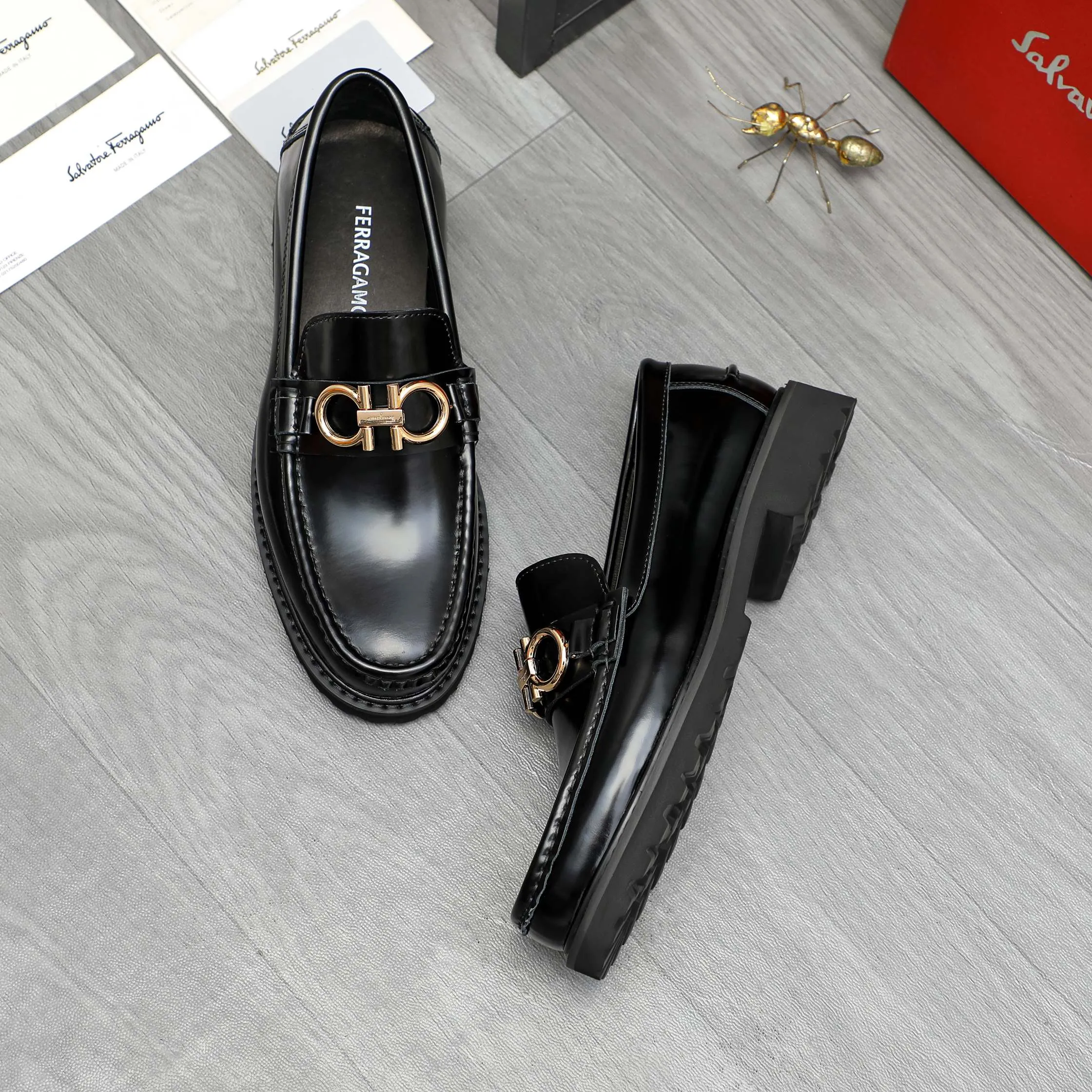 Men's shoes 💰442 Product trademark: Ferragamo "Ferragamo" business formal leather shoes Regular size: 38-46 (45.46 custom-made and non-returnable) Product materials: Selected pearlescent cowhide upper, cowhide lining, non-slip rubber outsole